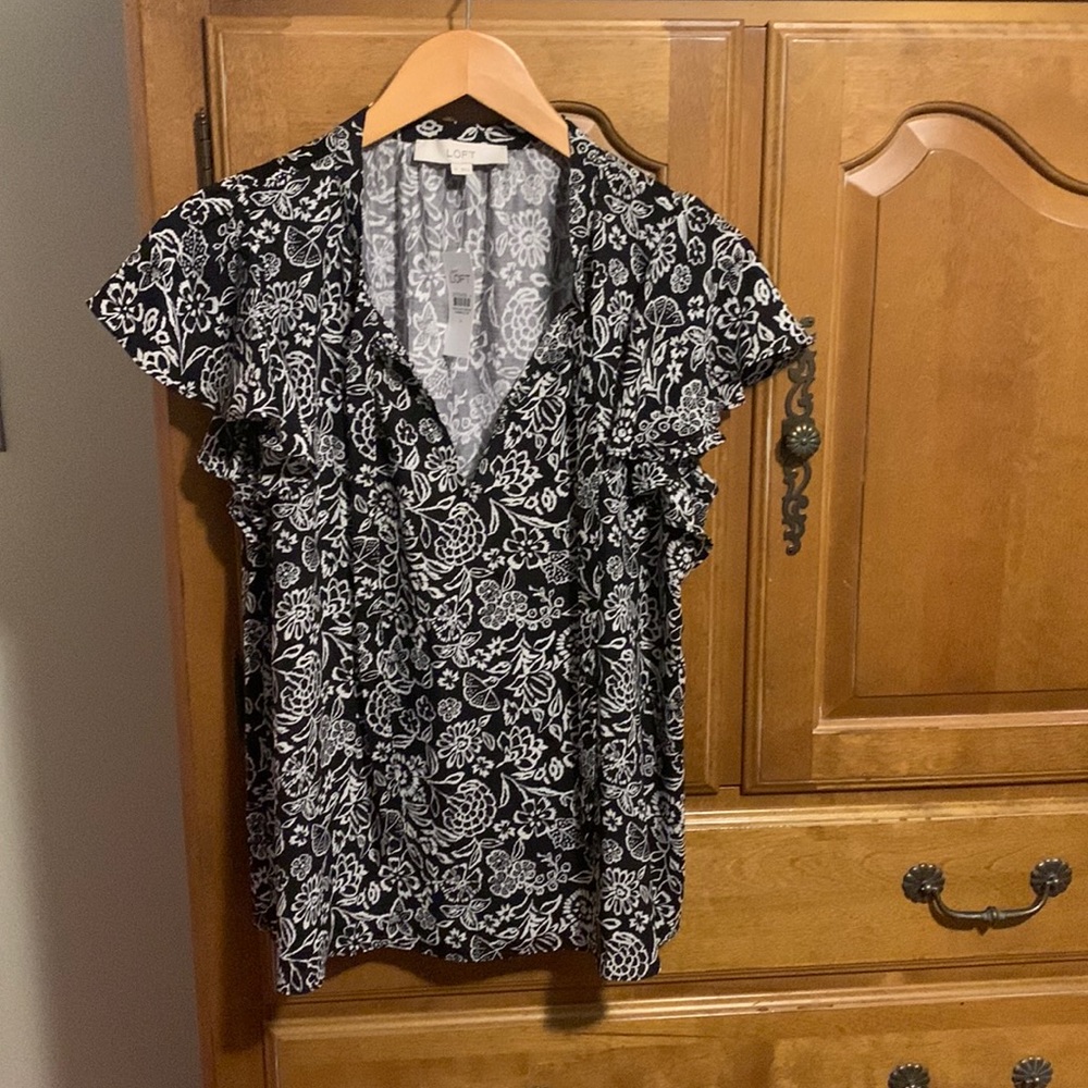 LOFT Flutter-Sleeve Gorgeous Top 🥰 Size M